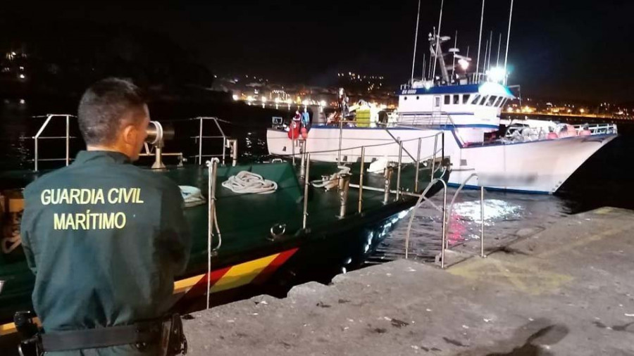 La Guardia Civil aprehende 3.579 kilos de sardina en el puerto de Portonovo