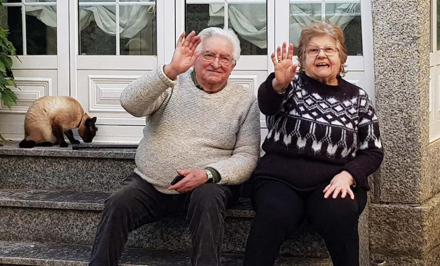 Pedro y Hortensia celebran su amor confinados y con el cariño de vecinos