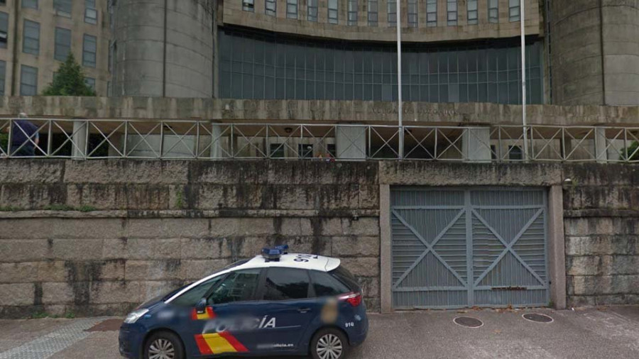 Piden 14 años para una mujer que apuñaló a dos personas en Ribeira en 2018 por un móvil