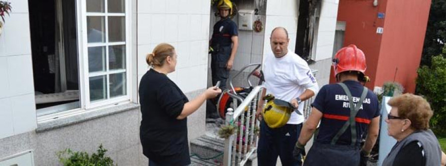 RIVEIRA-La dueña de la casa que ardió en O Cochón les dijo ayer a vecinos que el fuego se inició por un cortocircuito