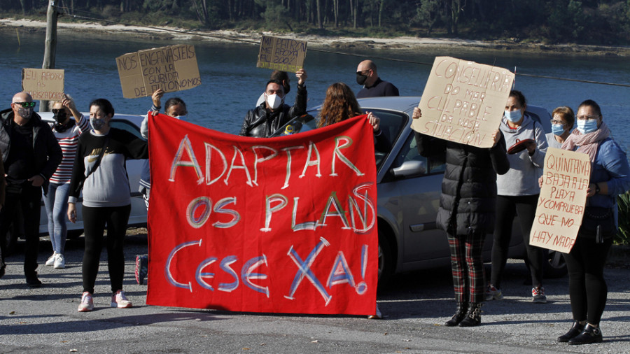 Las mariscadoras de Carril piden una solución tras mes y medio de paro sin noticias