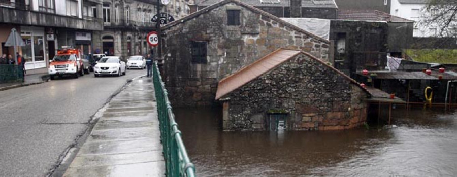 Las lluvias ponen el Umia  al límite e inundan locales  y bajos en Caldas y en Cuntis