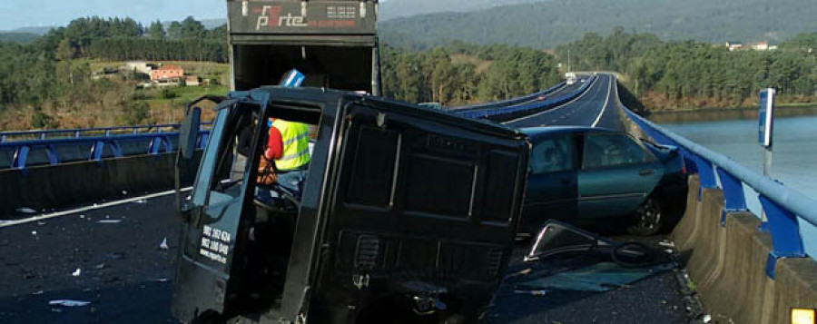 RIANXO - Un aparatoso accidente en la autovía obliga a cortar y desviar el tráfico durante 4 horas
