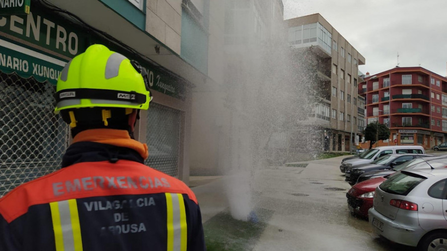 La rotura de una boca de agua en Doutor Tourón provoca un géiser de siete metros de altura