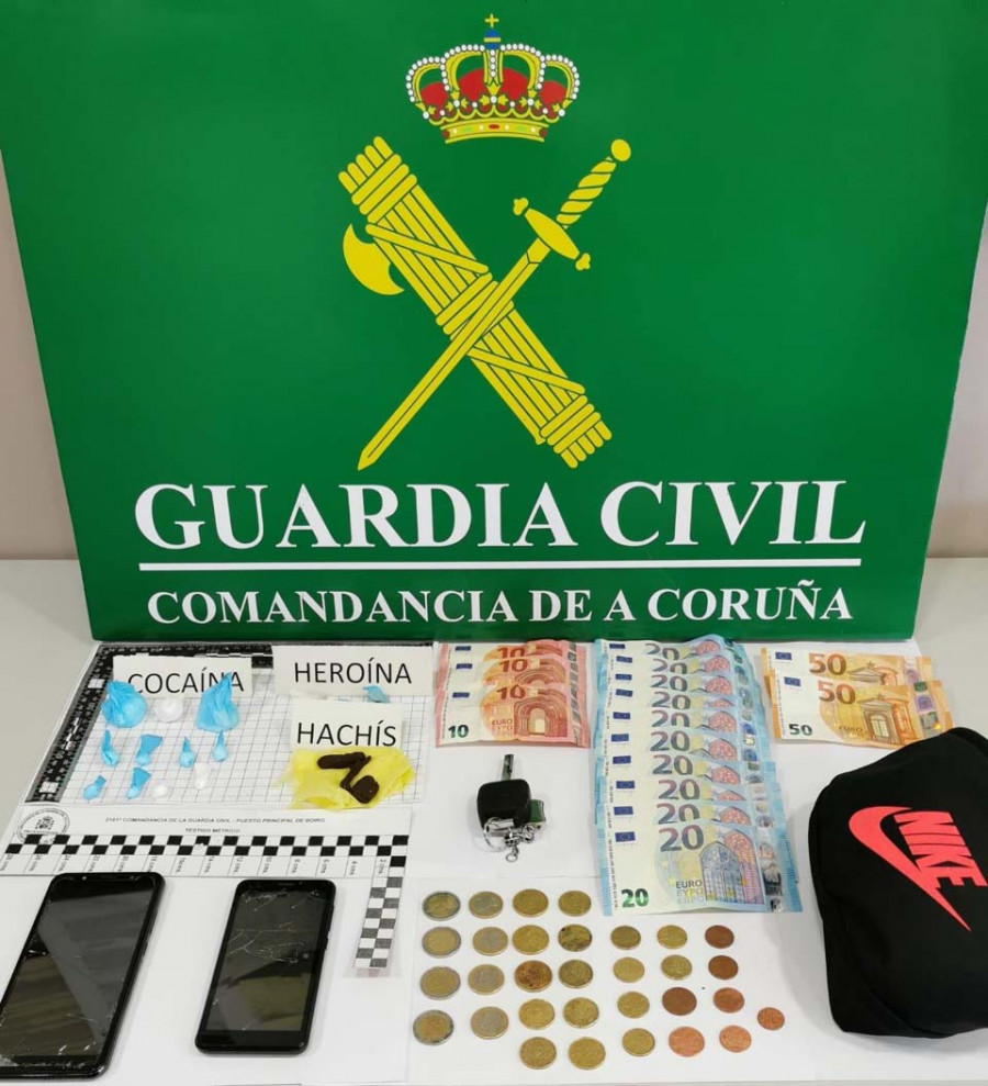 La Guardia Civil detiene a un vecino de A Pobra que portaba en su coche coca, heroína y hachís