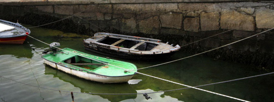 Un vertido tiñe de verde el muelle de Carril y hace saltar las alarmas entre los parquistas