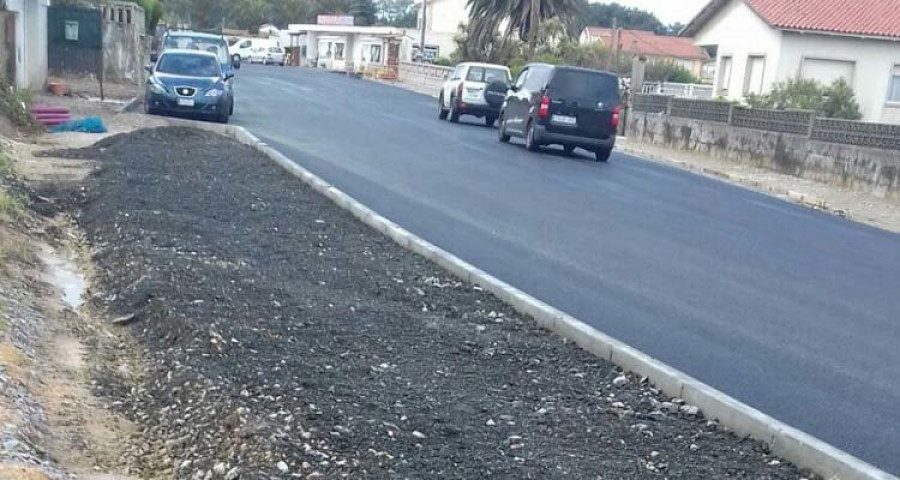 Alertan de la reutilización de restos de asfalto en las aceras de la PO-308
