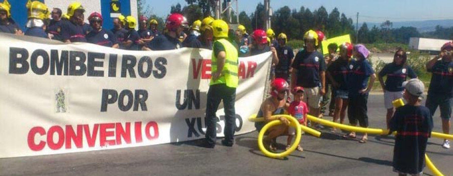 Más de 300 personas se sumaron ayer a la manifestación en apoyo a los Bomberos