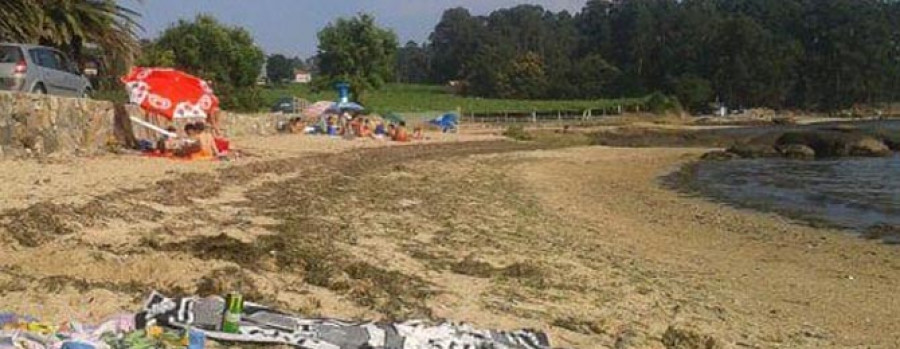 CAMBADOS - El PSOE denuncia el “abandono” y  la suciedad de la playa de As Saíñas