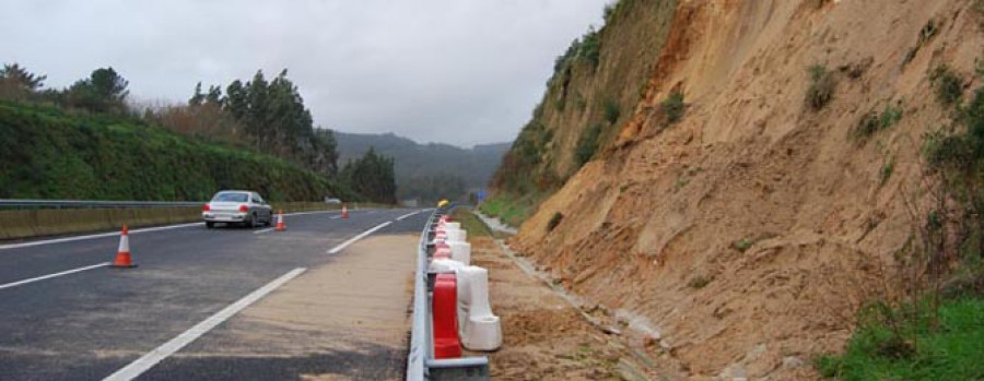 Geólogos evaluarán  si la Autovía necesita refuerzos tras dos derrumbes en 24 horas