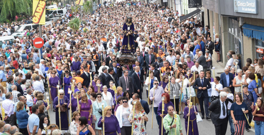 Reportaje | La procesión de las mortajas reúne en A Pobra a 20.000 devotos del Nazareno