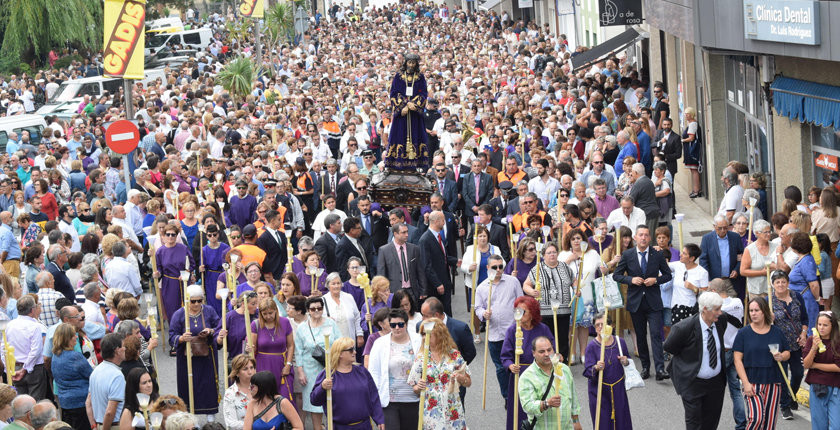 Reportaje | La procesión de las mortajas reúne en A Pobra a 20.000 devotos del Nazareno
