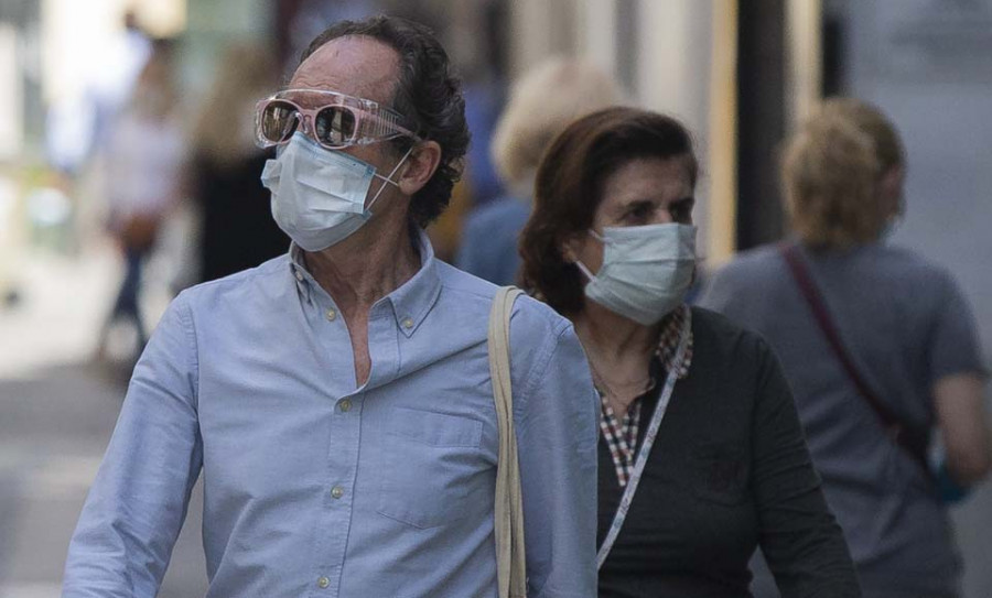 Sanidad prevé obligar a usar desde hoy mascarillas en la vía pública y en espacios cerrados