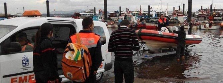 Rescatan a tripulantes y  pasajeros de un barco que encalló en el faro de As Umias