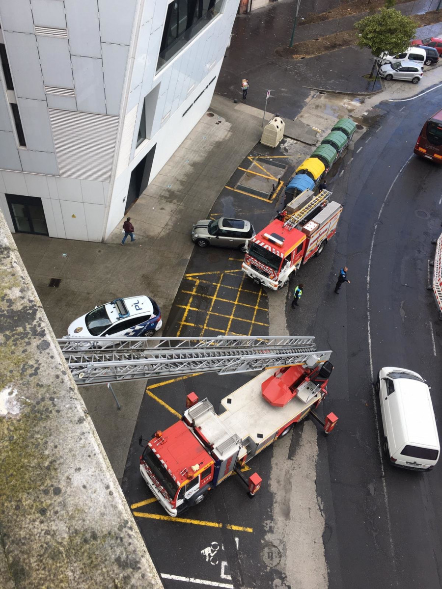 Retiradas planchas minionda desprendidas de un edificio y que corrían riesgo de caer