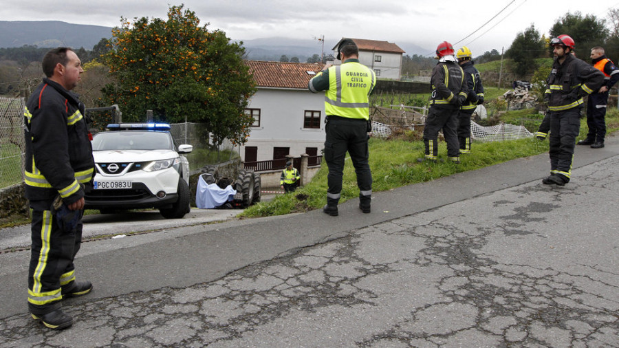 Fallece un vecino de Valga tras quedar atrapado bajo su tractor en Balleas