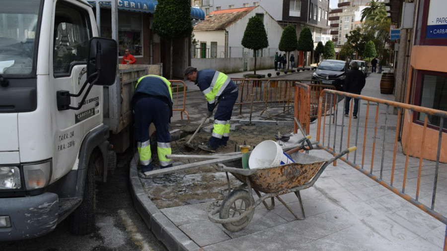 Inician las obras en la Rúa Otero Pedrayo, a donde será trasladada la parada de taxis ribeirense