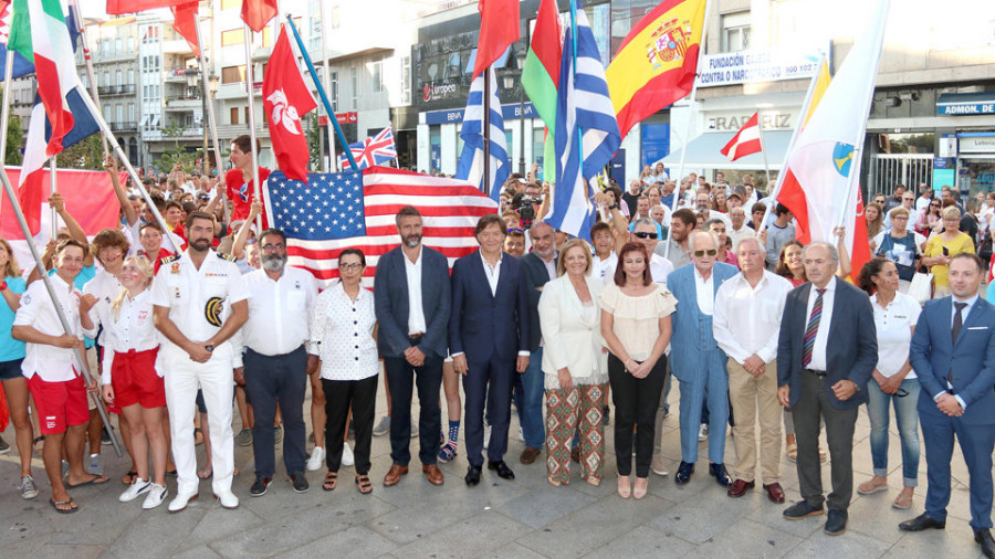 Los regatistas del Europeo júnior tomaron las calles de Vilagarcía
