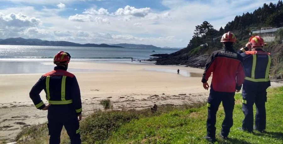 Buscan por tierra y mar un cuerpo avistado por unos surfistas en Canelas