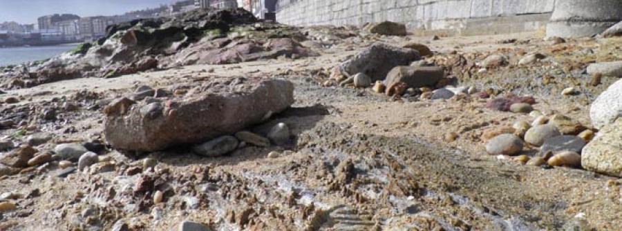 RIVEIRA-Advierten del deterioro de parte de la playa de Coroso por sedimentos de rocas que causó la obra del paseo