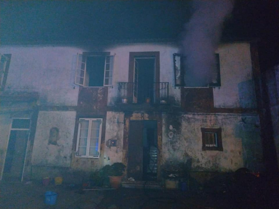 Evacuadas al Hospital do Barbanza dos personas mayores por inhalación de humo en un incendio en su casa en Boiro
