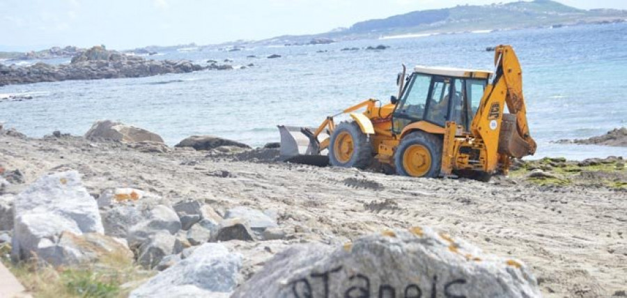 RIVEIRA-Arrecian las críticas en Aguiño por la regeneración de O Carro con arena repleta de residuos