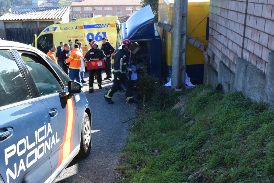 RIVEIRA - El conductor de un camión de reparto fallece atropellado por su propio vehículo en Frións