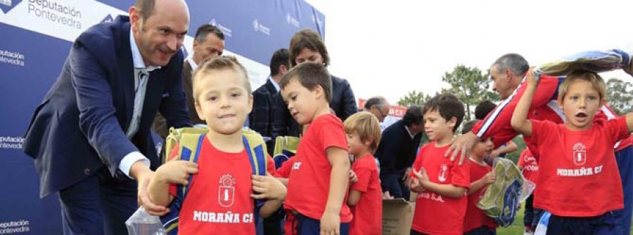 MORAÑALouzán inaugura el campo de fútbol de O Buelo tras invertir un millón de euros