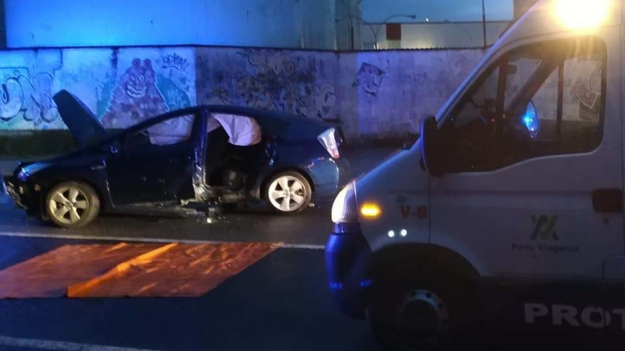 Dos heridas, una de ellas grave, tras chocar su coche contra un muro y una farola