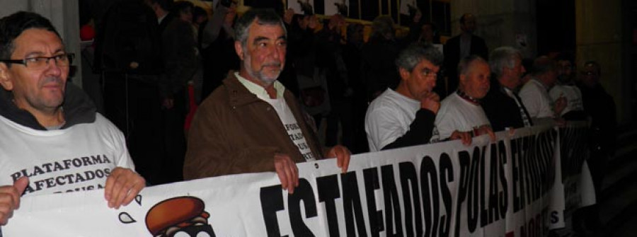 Decenas de vecinos de la zona claman contra los desahucios