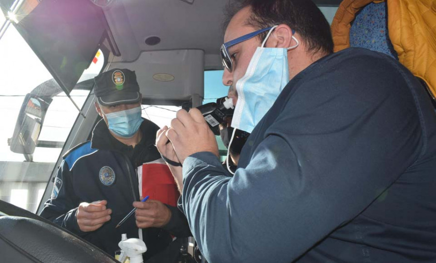 Policía Local de Ribeira constata el “exquisito” cumplimiento de normas en el transporte escolar