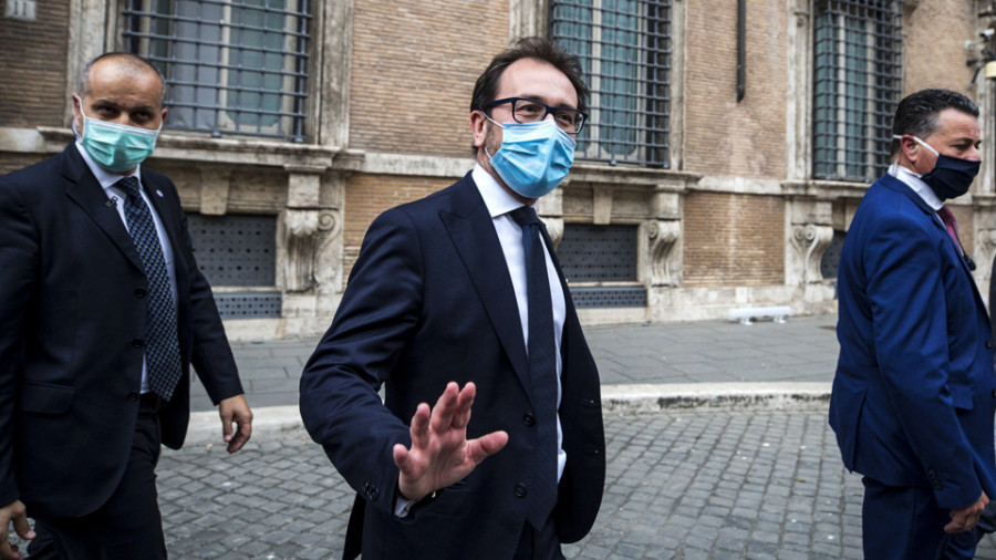 Italia evita una crisis al superar dos mociones al ministro de Justicia