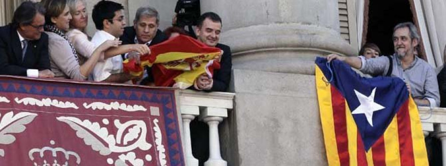 ERC saca la bandera estelada al balcón  en Barcelona y el  PP una española