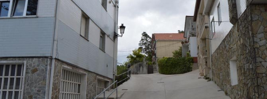 A POBRA - Vecinos de la Rúa Tetuán recogen firmas para echar al “Poalleira” del barrio por los problemas que causa