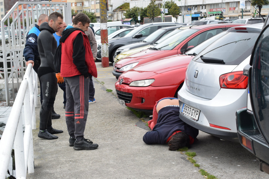 Alertan de que un hombre estaba a punto de caerse en la dársena del relleno portuario de Santa Uxía