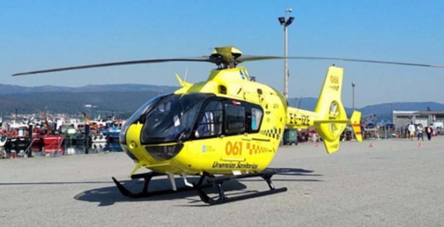 Trasladan en helicóptero a un septuagenario que rescataron tras caer al agua en el muelle de Rianxo