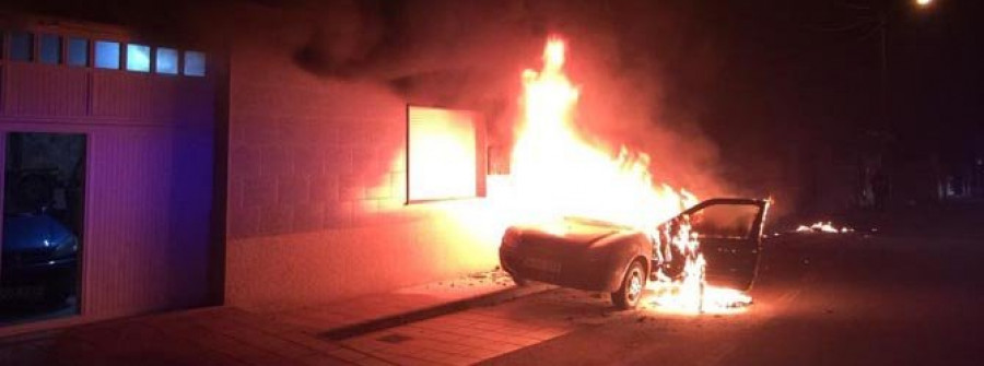 CAMBADOS-Un coche se incendia y queda calcinado por quedar aparcado sobre restos de una quema
