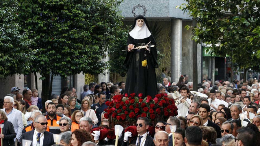 Miles de almas abarrotan Vilagarcía en el día grande de la fiesta de Santa Rita