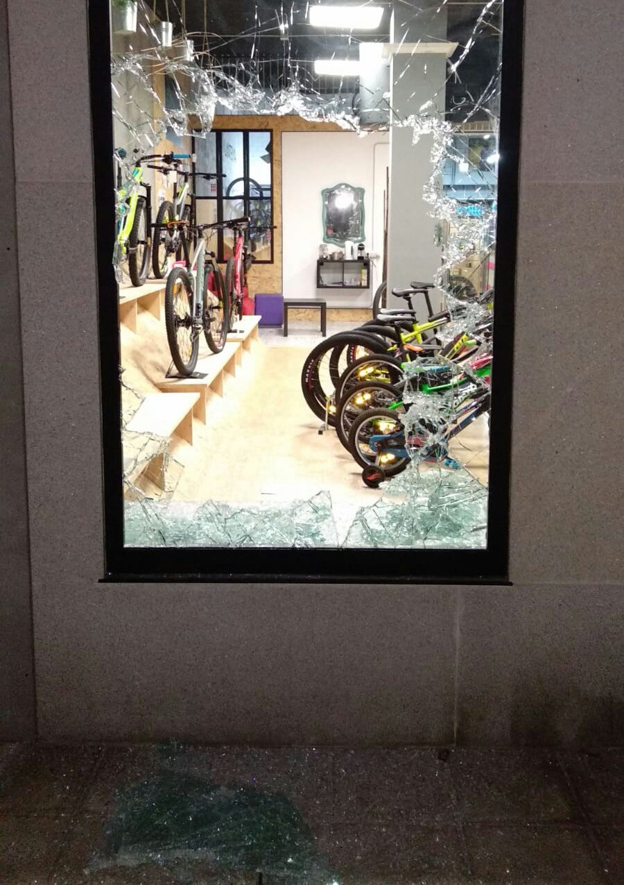 Rompen el escaparate de una tienda de la Avenida das Carolinas y roban una bicicleta valorada en 3.000 euros