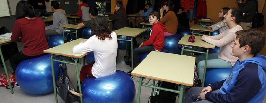 MEAÑO - El IES de Meaño cambia sillas por balones para luchar contra los males de espalda