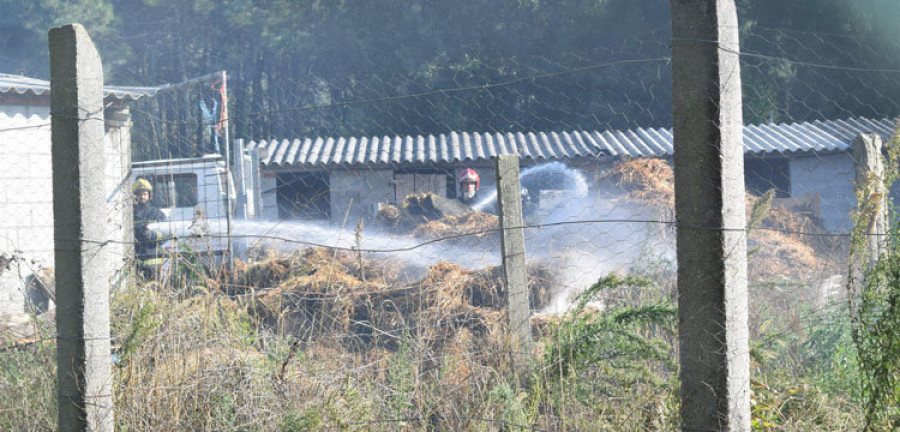 RIVEIRA - Un incendio en un galpón  causa daños en unas 300 alpacas de paja y en parte del tejado de fibrocemento