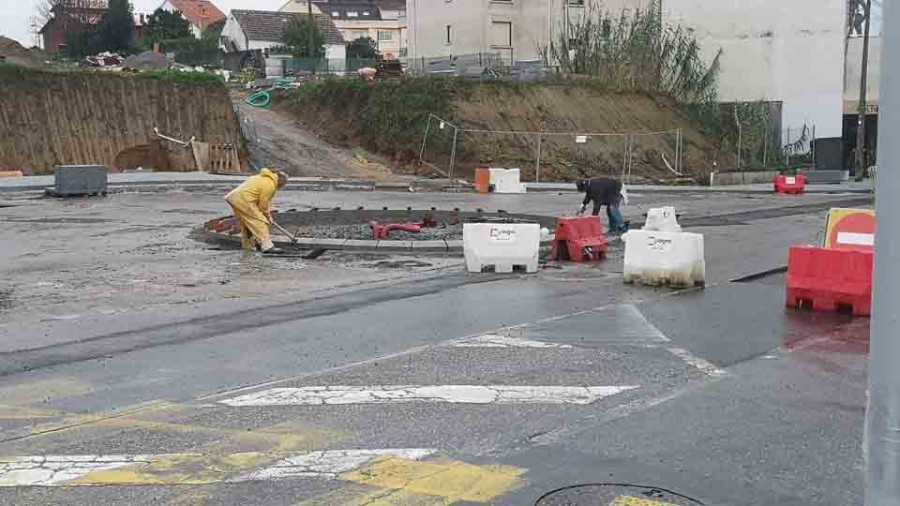 Los operarios dan forma a la primera rotonda definitiva 
de la calle Progreso