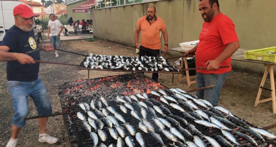 Miles de personas celebraron la mágica noche del San Xoán con cientos de cachadas