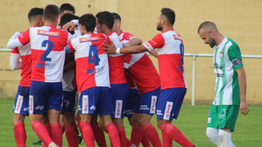 El Arosa mereció ganar por juego y ocasiones en Somozas