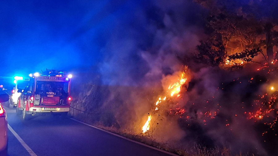 La Policía busca a los autores de tres incendios forestales durante la noche en Cuntis