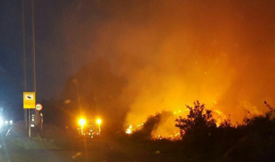 RIVEIRA - El viento reaviva un incendio forestal en A Conlleira y calcina una hectárea de terreno