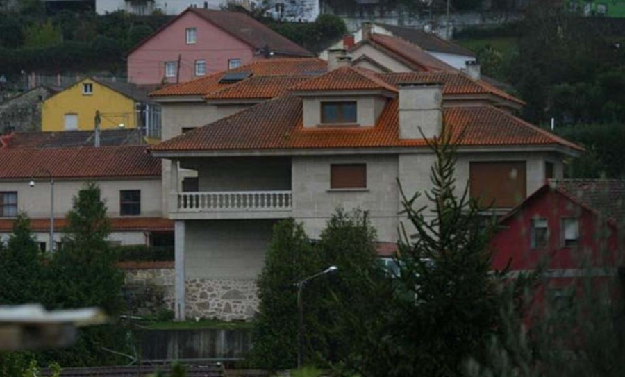 La casa de Oubiña lleva abandonada tres años, desde su venta en subasta