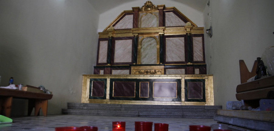 Reportaje | San Roque estrena en su capilla un altar restaurado por manos vilagarcianas