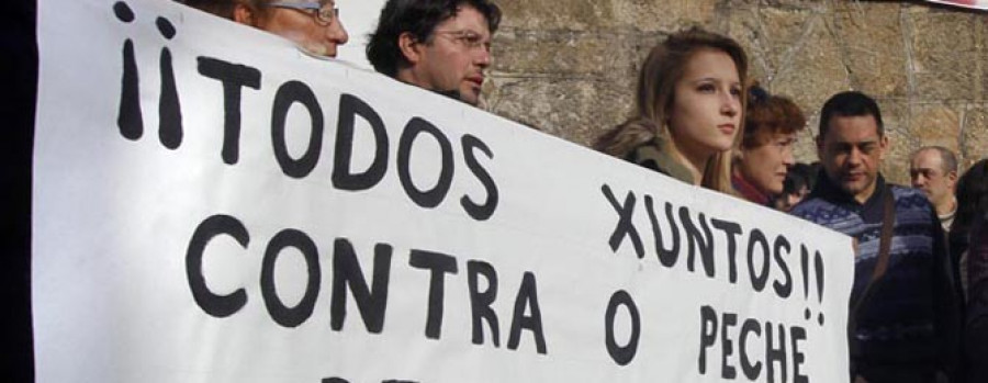 Unas 300 personas se resisten en Vilanova al cierre de “la farmacia de los pobres”