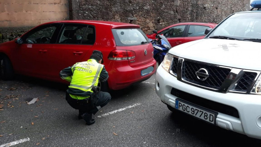 La Guardia Civil denuncia a una conductora que arrastró a un agente durante 25 metros